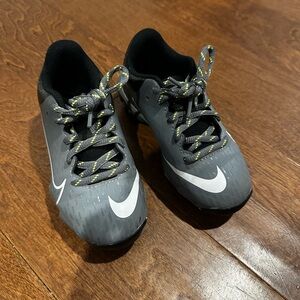 EUC Nike Hyperdiamond 4 Keystone Girls Black and Gray Softball Cleats